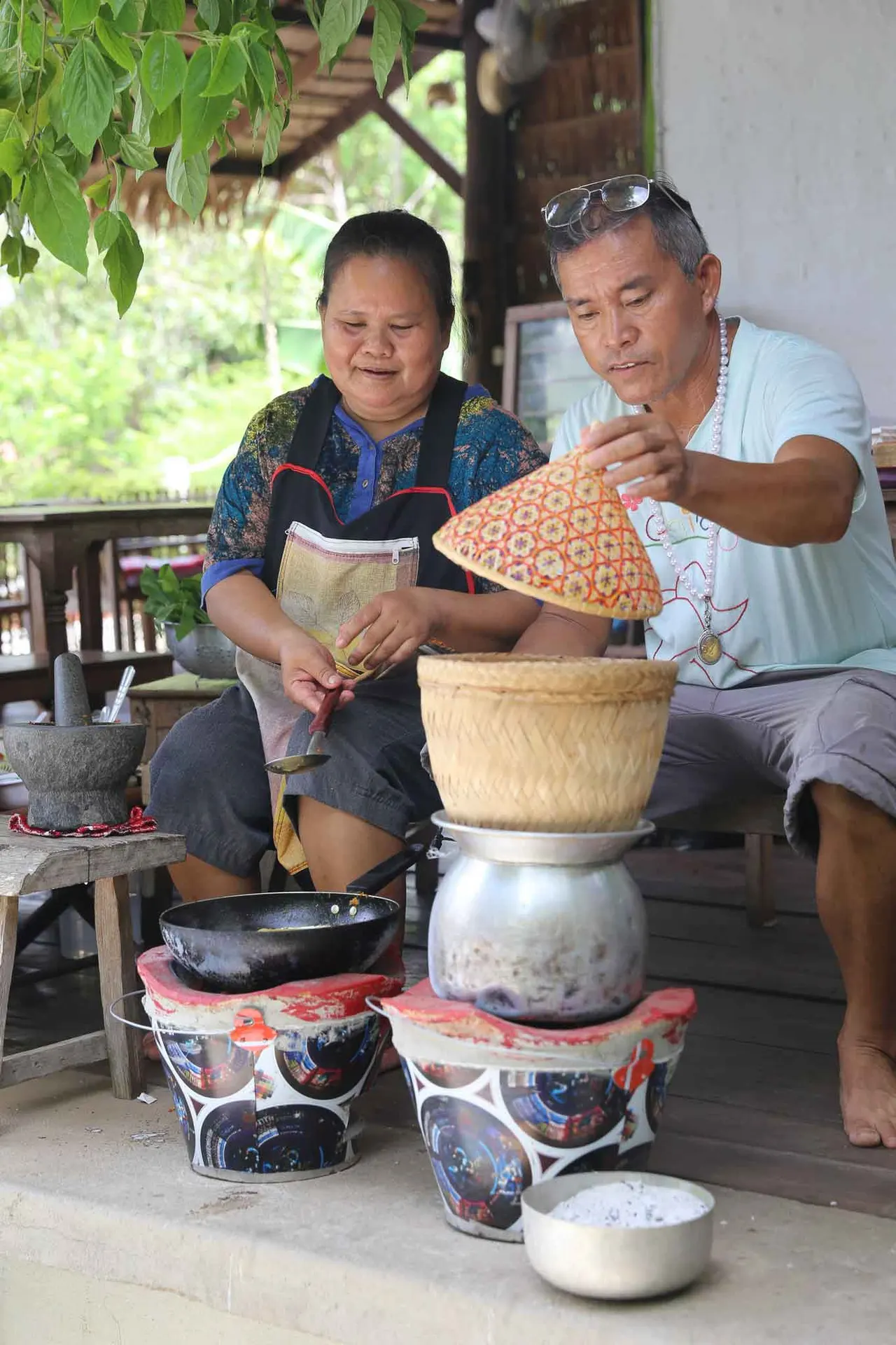 ป้าทองและลุงพันสาธิตการทำอาหารเหนือในครัวเปิด