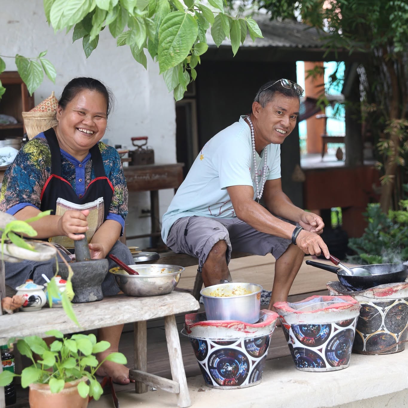 Aunt Thong and guests prepare food together
